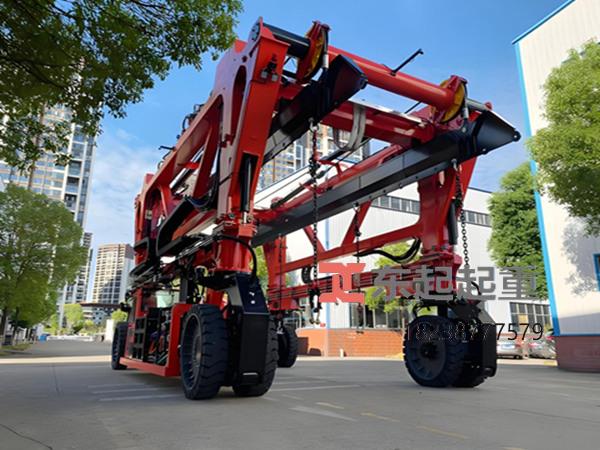 集装箱跨运车的选型关键 电动集装箱跨运车公司